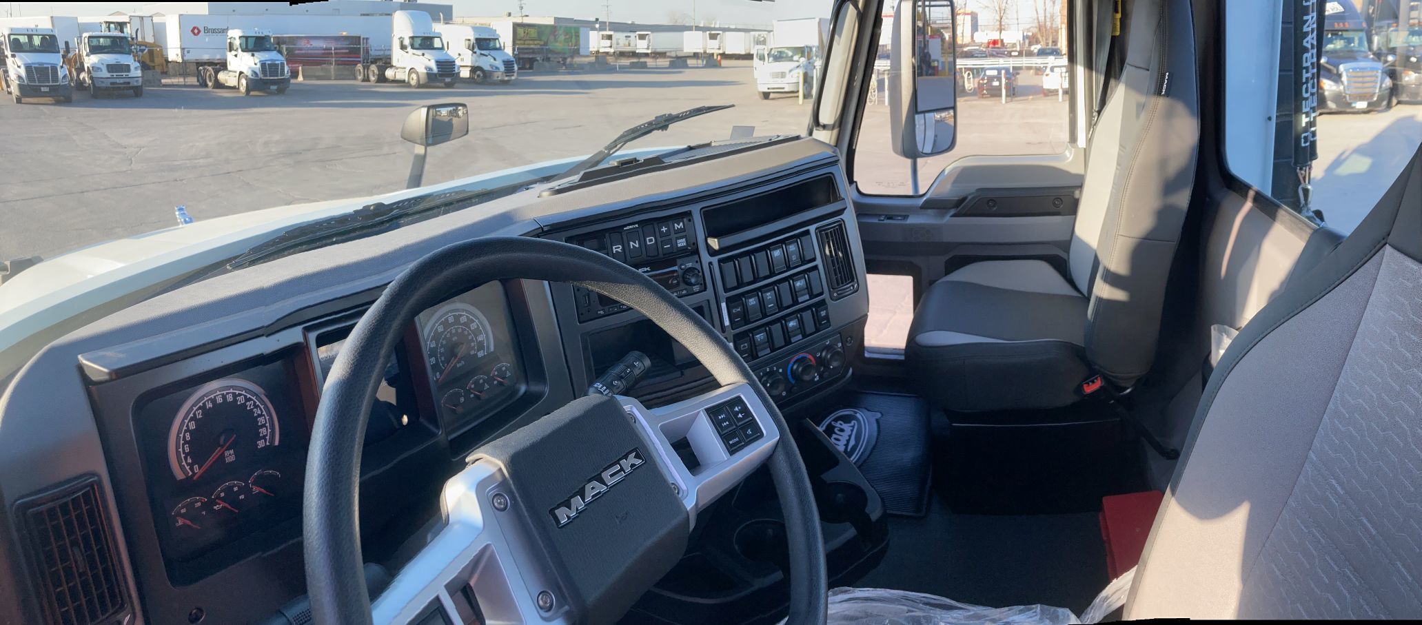 10-wheel tractor for short-term rental at Location Brossard