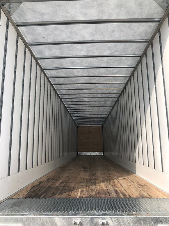 Tandem axle dry freight trailer for short-term rental at Location Brossard