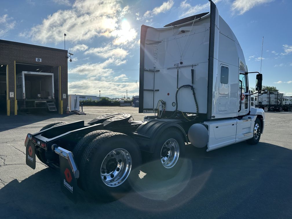 Tracteur longue distance à 10 roues en location court terme chez Location Brossard