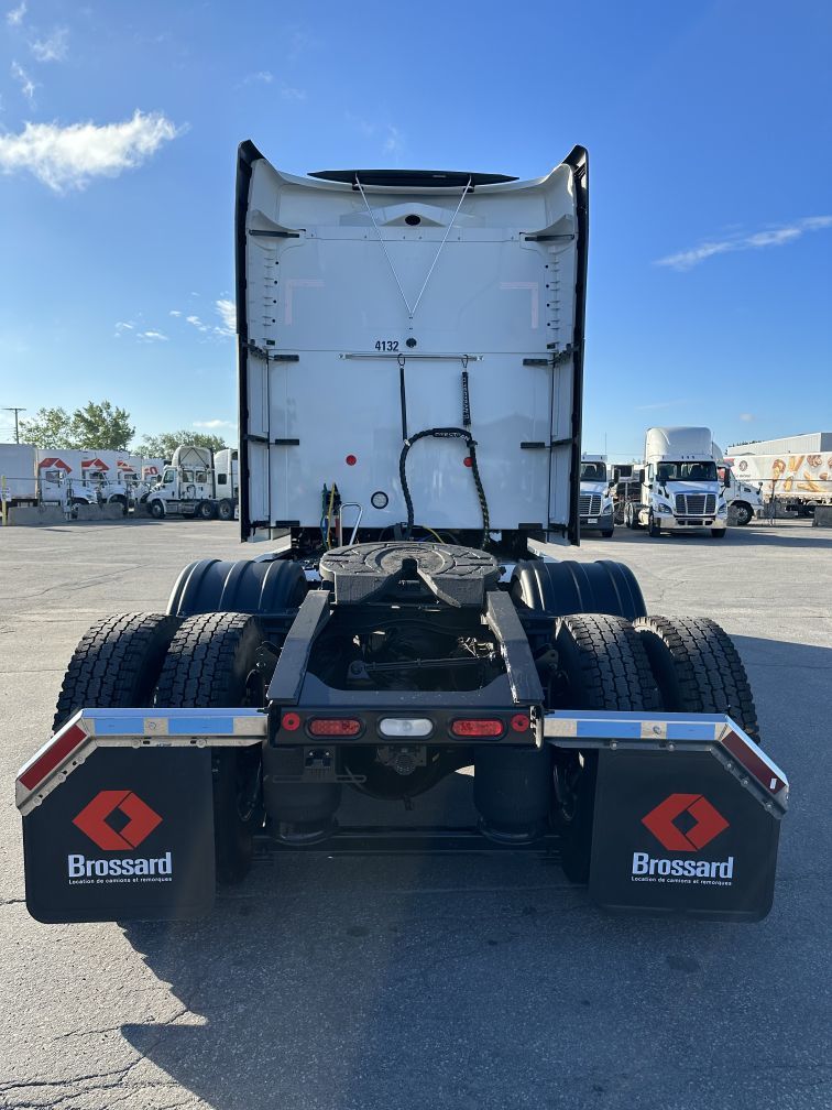 Tracteur longue distance à 10 roues en location court terme chez Location Brossard