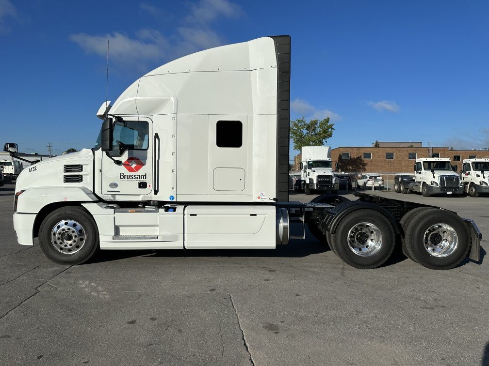 Tracteur longue distance à 10 roues en location court terme chez Location Brossard