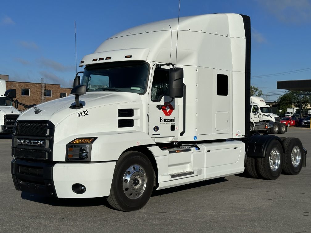 Tracteur longue distance à 10 roues en location court terme chez Location Brossard