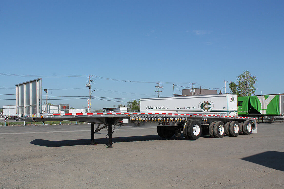 Quad-axle flatbed with a self steering for short-term rental at Location Brossard