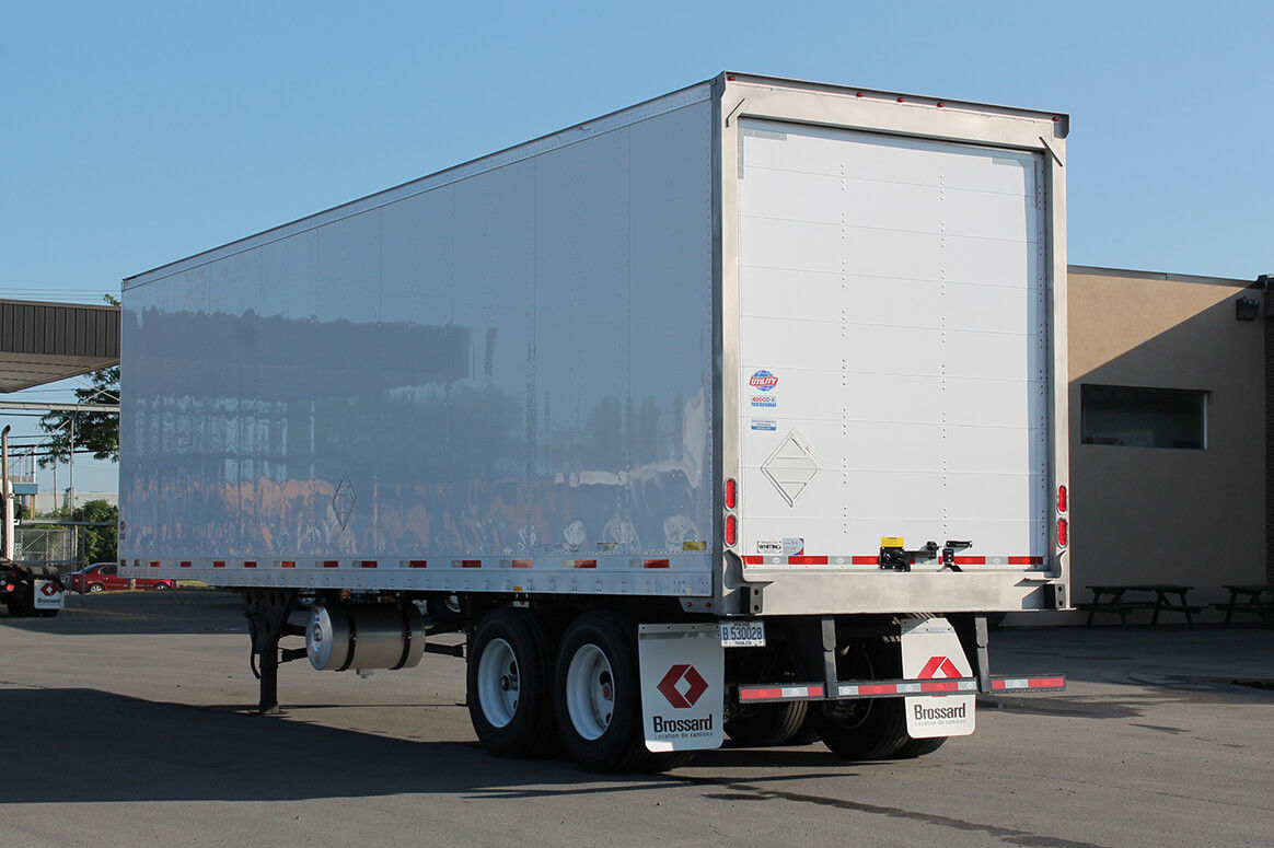Tandem axle heated trailer for short-term rental at Location Brossard