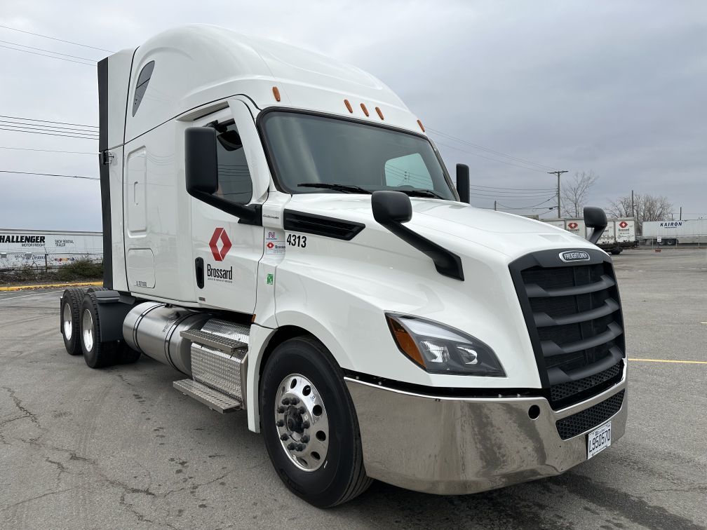 Tracteur longue distance à 10 roues en location court terme chez Location Brossard