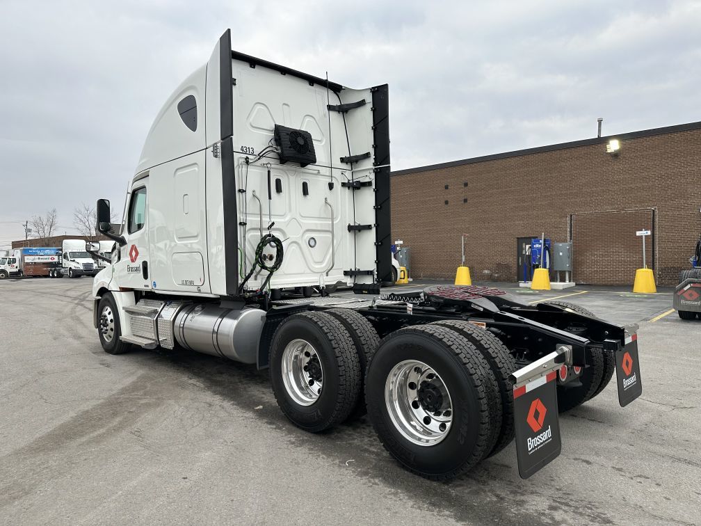 Long distance 10 wheel tractor for short-term rental at Location Brossard