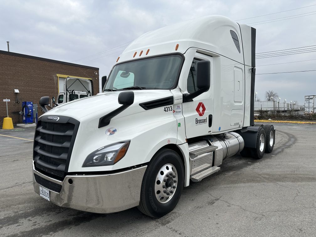 Long distance 10 wheel tractor for short-term rental at Location Brossard