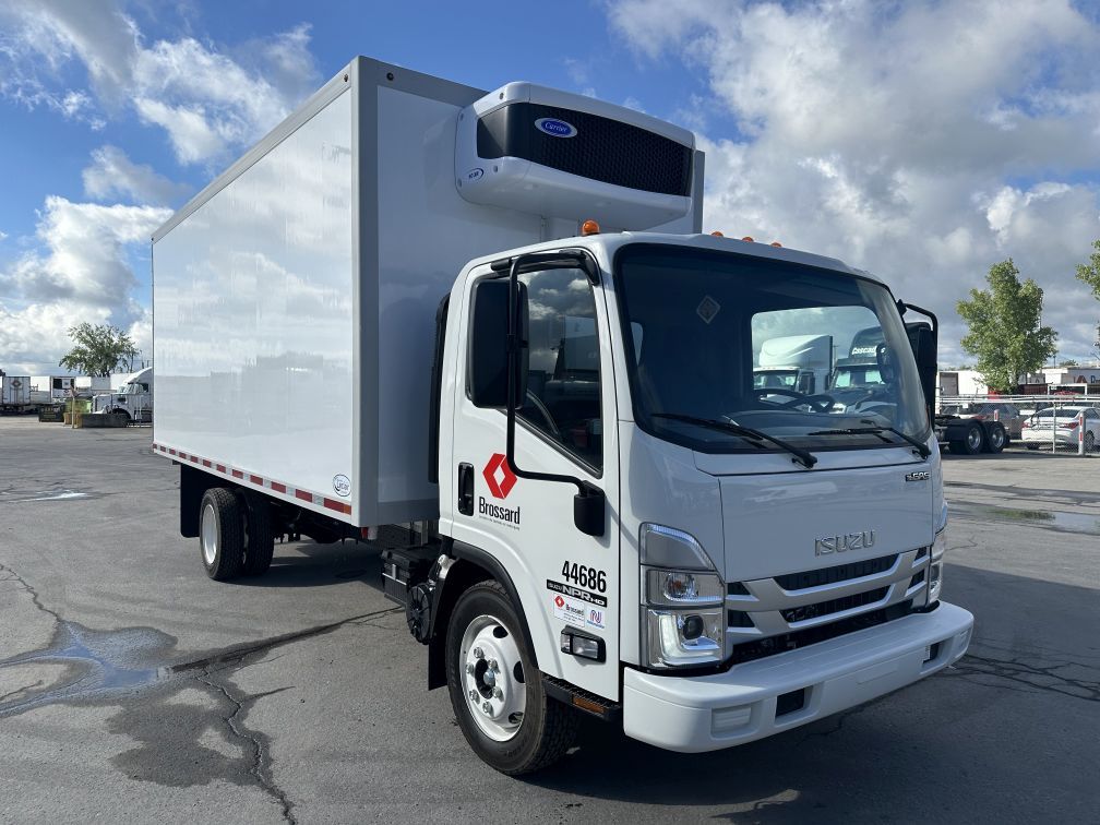 Class 5 6-wheel refrigerated straight body trucks for short-term rental at Location Brossard