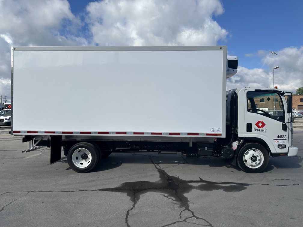 Camion porteur réfrigéré à 6 roues de classe 5 en location court terme chez Location Brossard