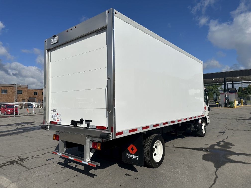 Class 5 6-wheel refrigerated straight body trucks for short-term rental at Location Brossard