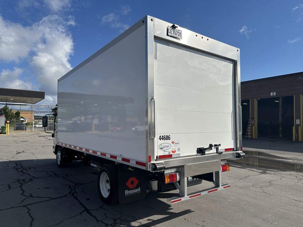 Class 5 6-wheel refrigerated straight body trucks for short-term rental at Location Brossard