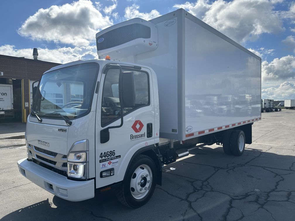 Class 5 6-wheel refrigerated straight body trucks for short-term rental at Location Brossard