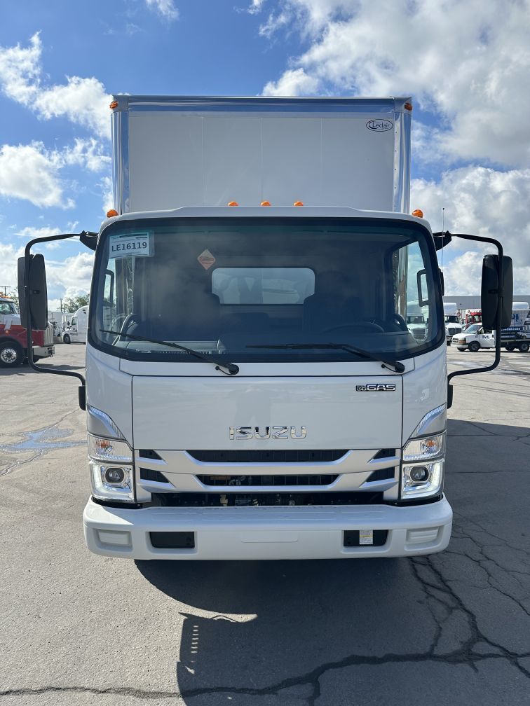 Camion porteur à 6 roues de classe 5 en location court terme chez Location Brossard