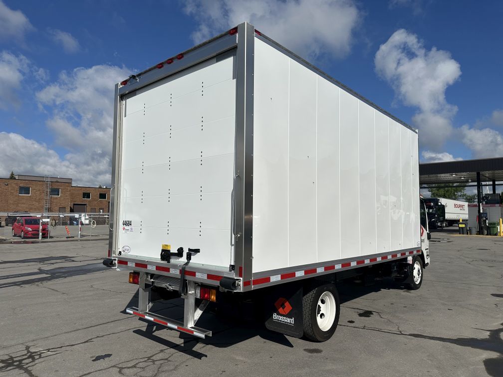 Camion porteur à 6 roues de classe 5 en location court terme chez Location Brossard