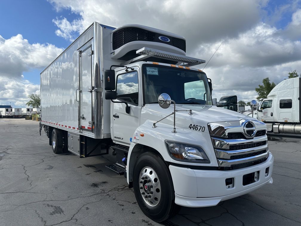 Camion porteur réfrigéré à 6 roues de classe 3 en location court terme chez Location Brossard