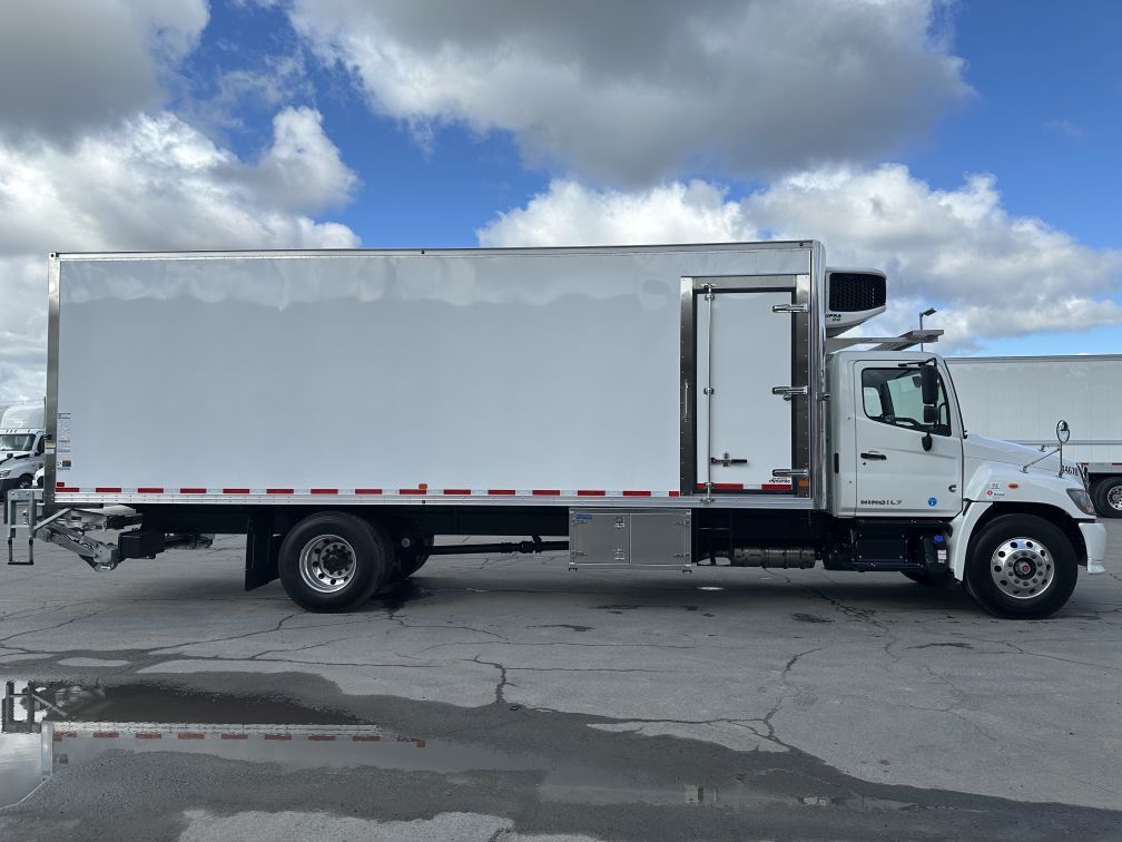 Camion porteur réfrigéré à 6 roues de classe 3 en location court terme chez Location Brossard