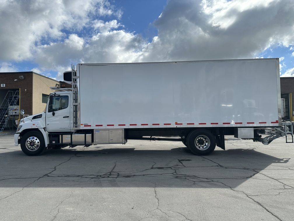 Camion porteur réfrigéré à 6 roues de classe 3 en location court terme chez Location Brossard