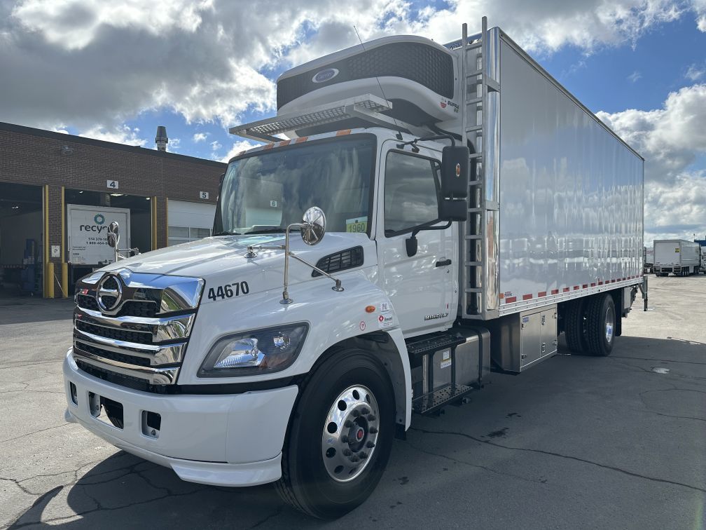 Camion porteur réfrigéré à 6 roues de classe 3 en location court terme chez Location Brossard