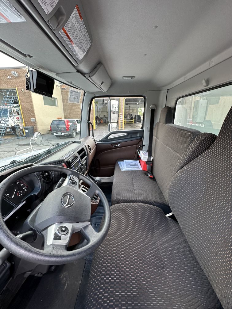 Class 3 6-wheel refrigerated straight truck for short-term rental at Location Brossard