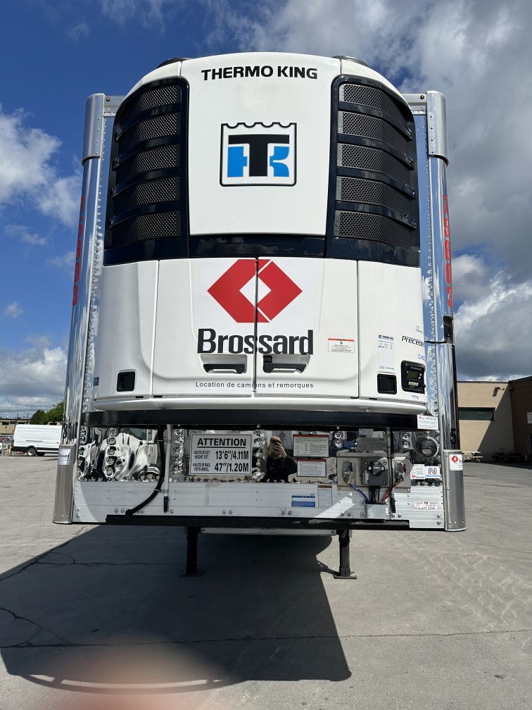 Tridem axle refrigerated trailer for short-term rental at Location Brossard