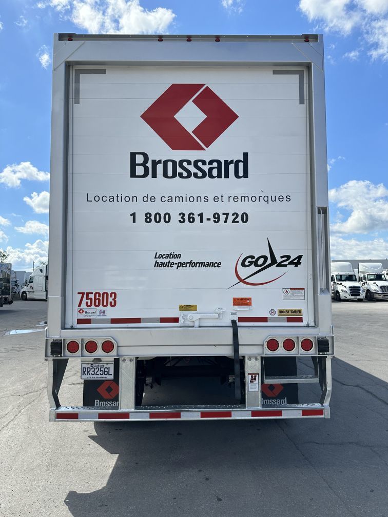 Tridem axle refrigerated trailer for short-term rental at Location Brossard