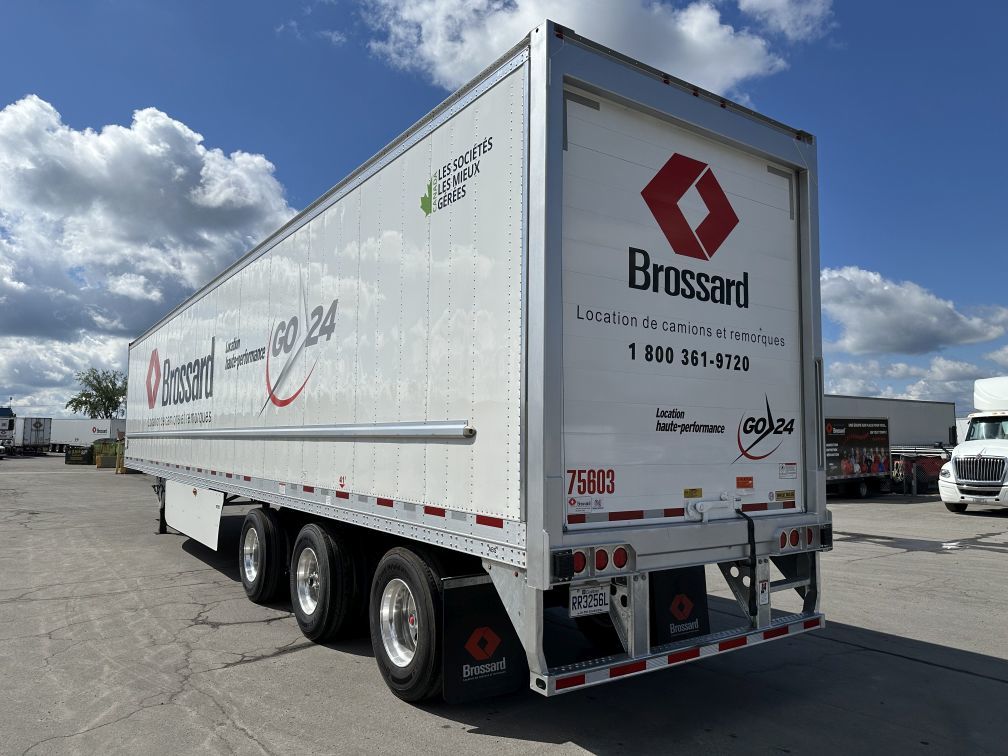 Tridem axle refrigerated trailer for short-term rental at Location Brossard