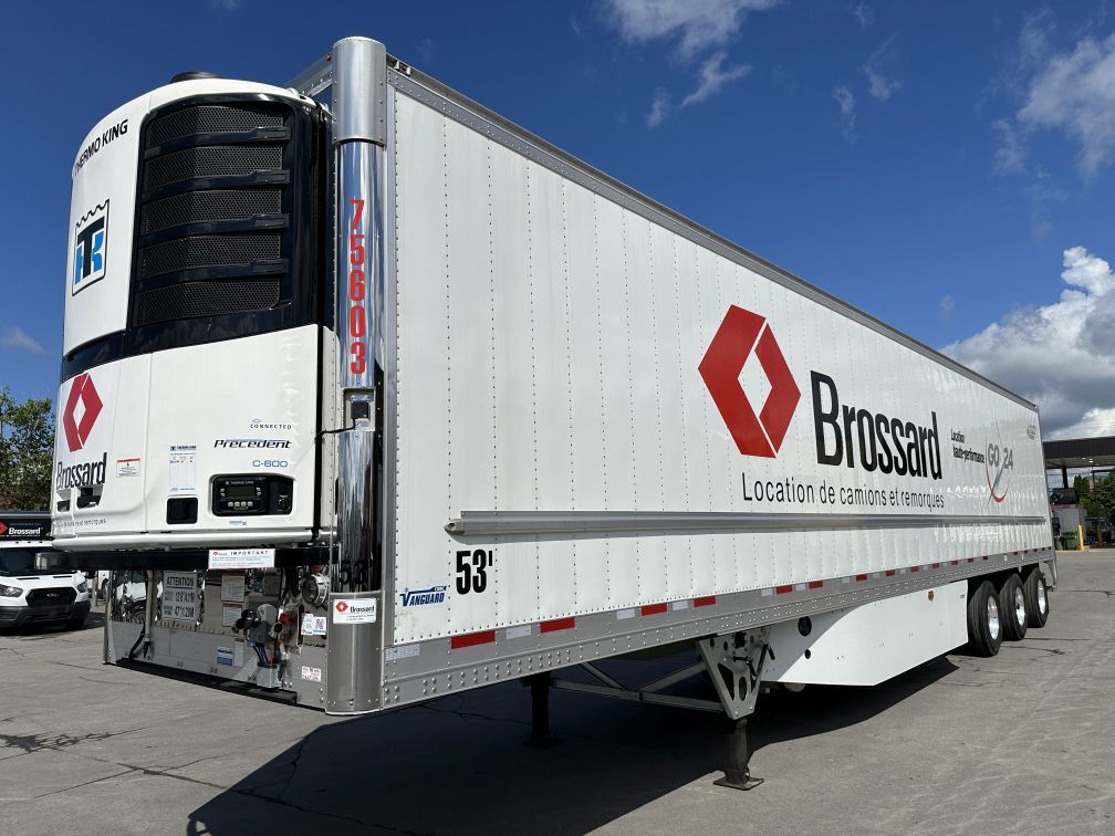 Tridem axle refrigerated trailer for short-term rental at Location Brossard