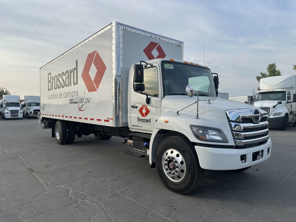 Class 3 6-wheel straight body truck for short-term rental at Location Brossard