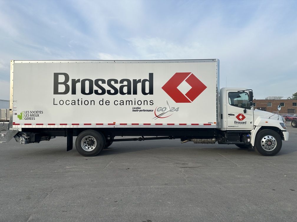 Camion porteur à 6 roues de classe 3 en location court terme chez Location Brossard