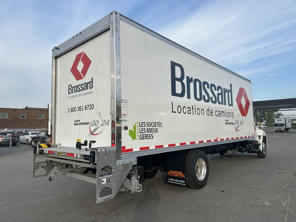 Class 3 6-wheel straight body truck for short-term rental at Location Brossard