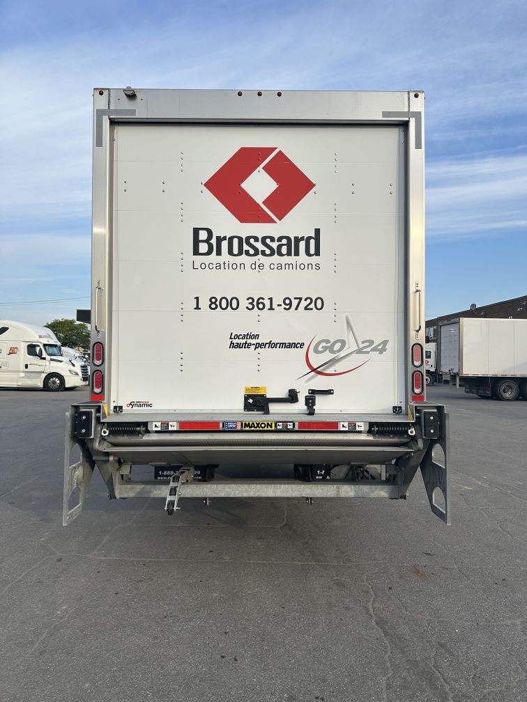 Class 3 6-wheel straight body truck for short-term rental at Location Brossard