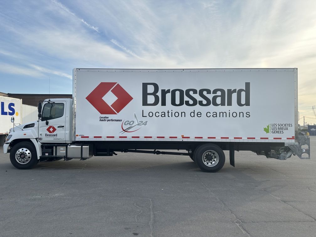 Camion porteur à 6 roues de classe 3 en location court terme chez Location Brossard