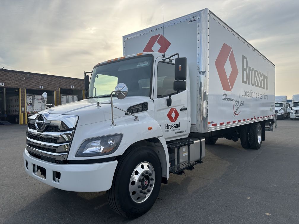 Class 3 6-wheel straight body truck for short-term rental at Location Brossard