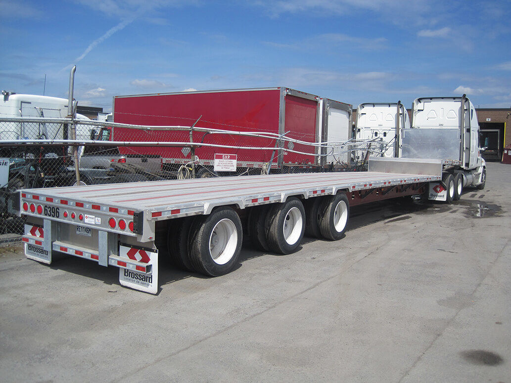 Tridem axle low-floor flatbed for short-term rental at Location Brossard