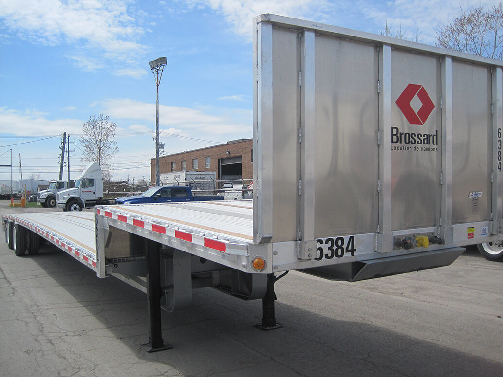 Tandem axle drop deck flatbed for short-term rental at Location Brossard