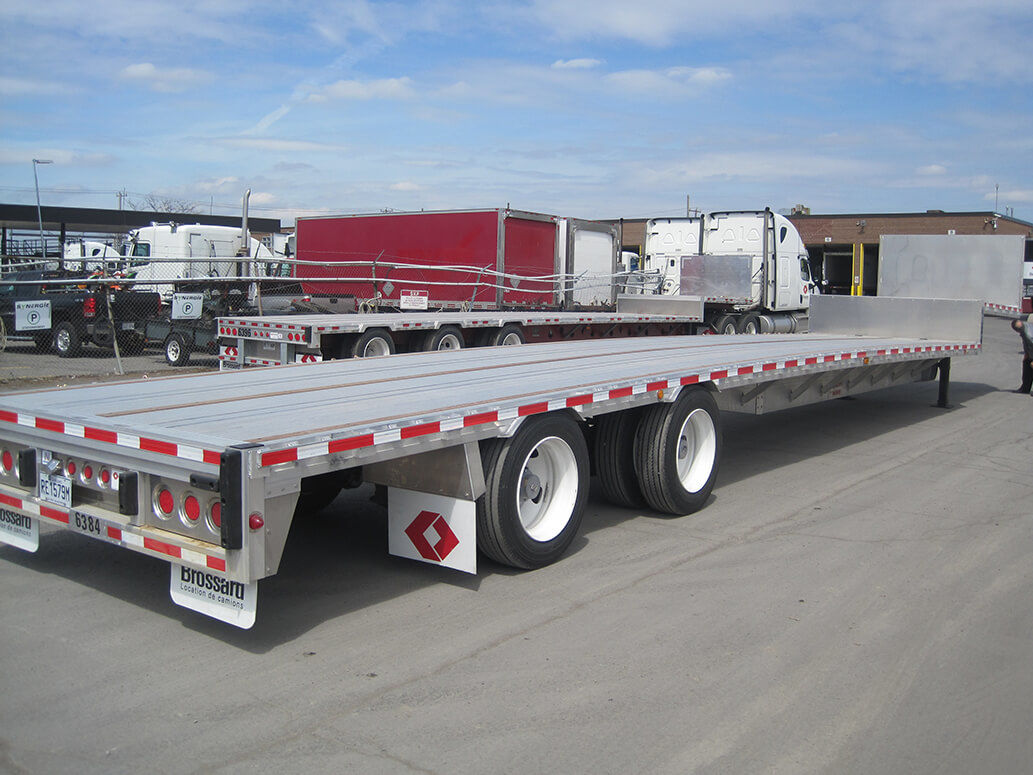 Tandem axle drop deck flatbed for short-term rental at Location Brossard