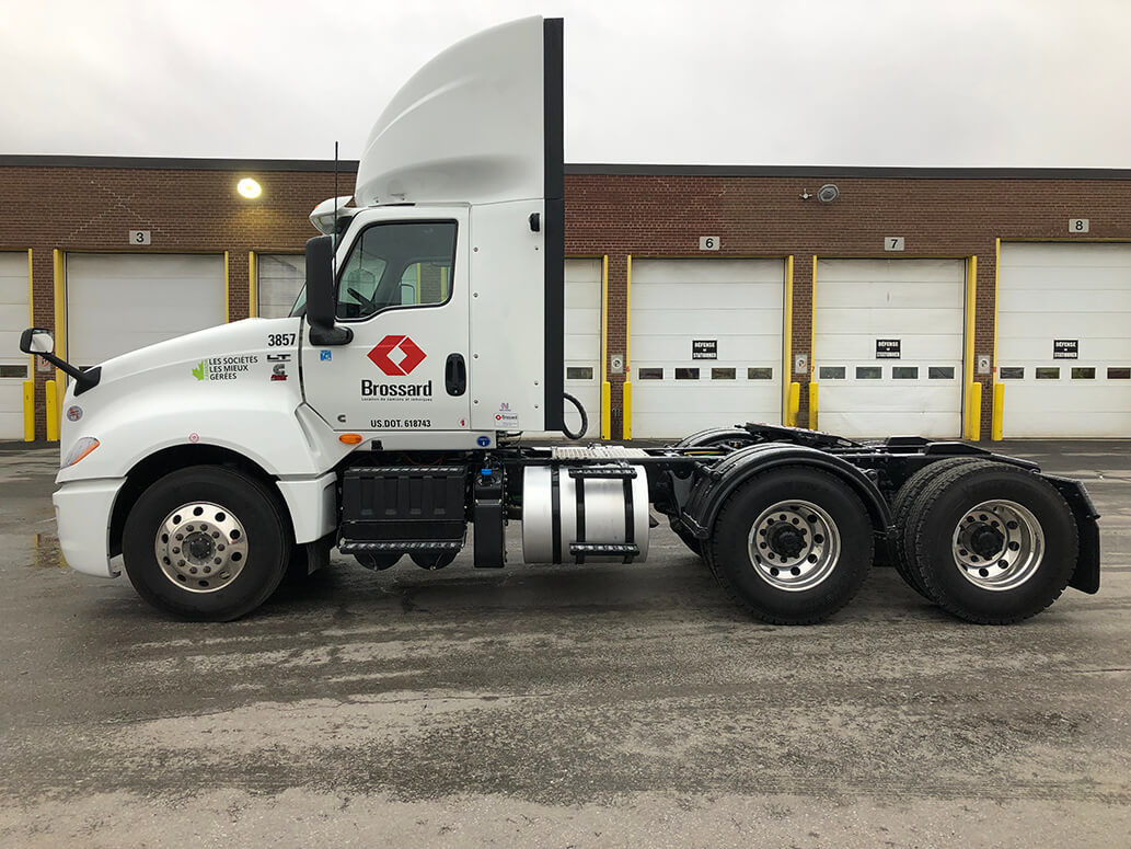 10-wheel tractor for short-term rental at Location Brossard