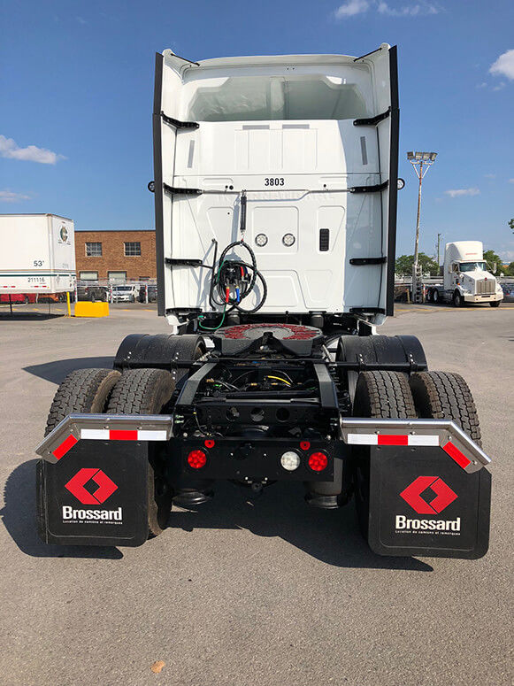 Long distance 10 wheel tractor for short-term rental at Location Brossard