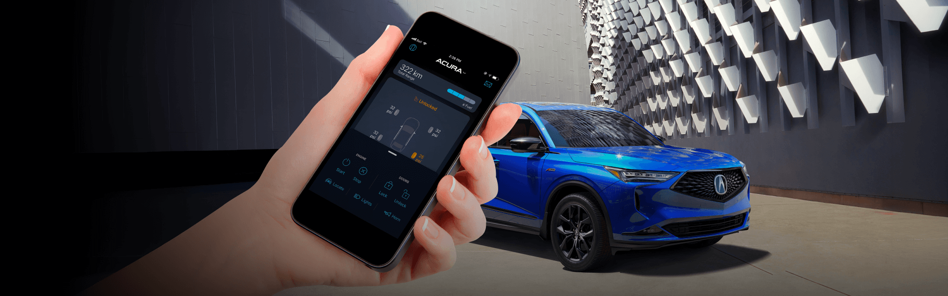 Main tenant un téléphone intelligent avec l'application AcuraLink ouverte devant un VUS Acura bleu.