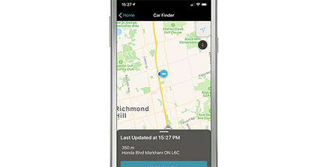 Écran de téléphone affichant la fonction « Localisateur de véhicule » indiquant l'emplacement d'une voiture.