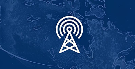 Icône de tour de transmission blanche sur une carte du Canada bleu foncé.