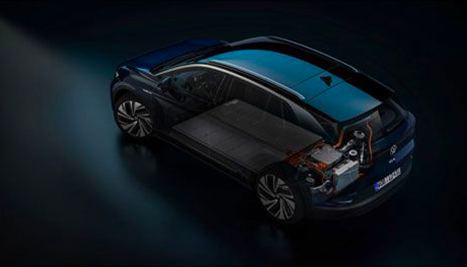 Vue en coupe d'une Volkswagen ID.4 bleue révélant la plateforme MEB, avec la batterie plate et le moteur électrique arrière.