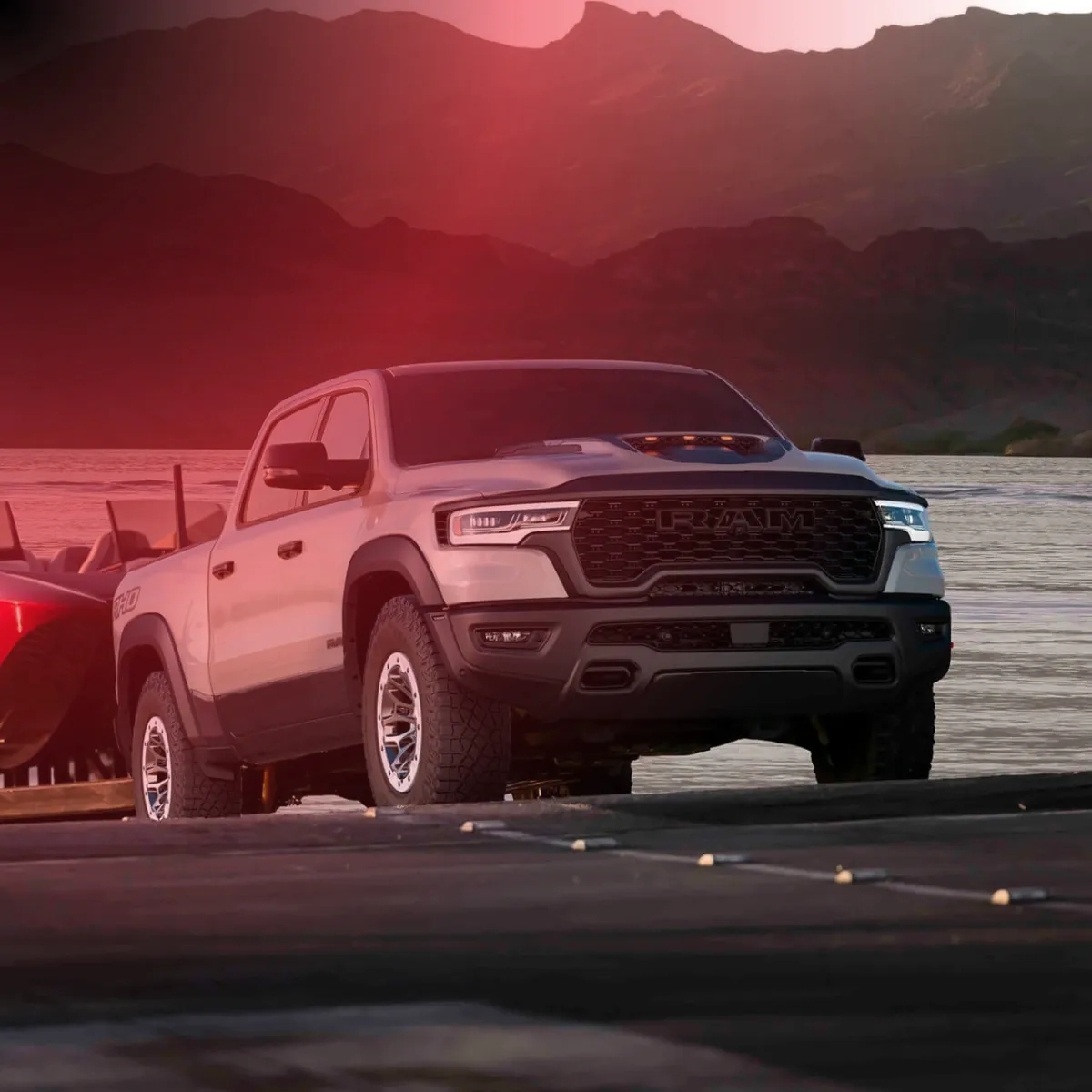 Ram 1500 2027 gris au bord de l'eau, devant des montagnes.
