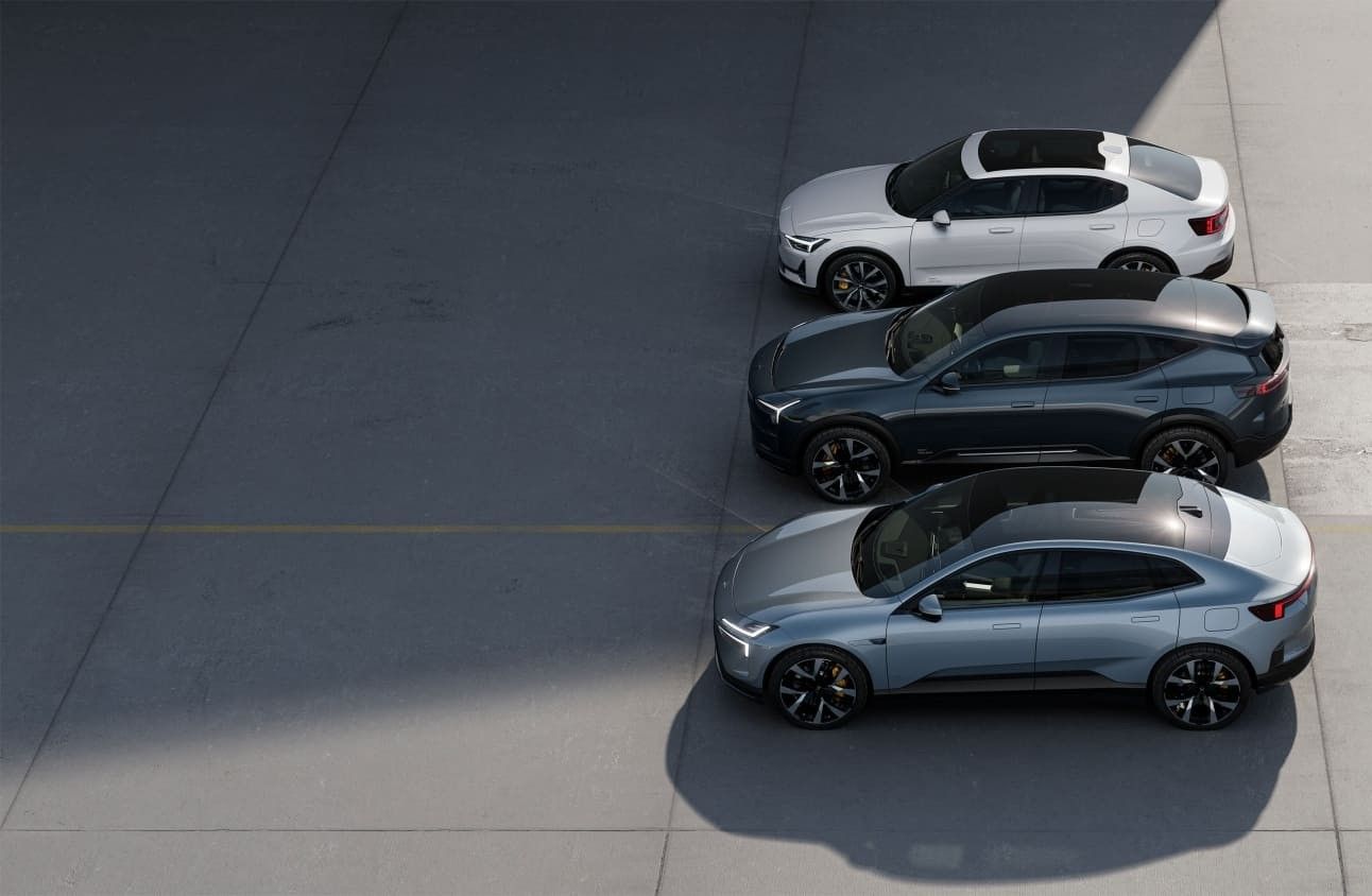 Mécanicien tenant des clés dans un garage automobile.