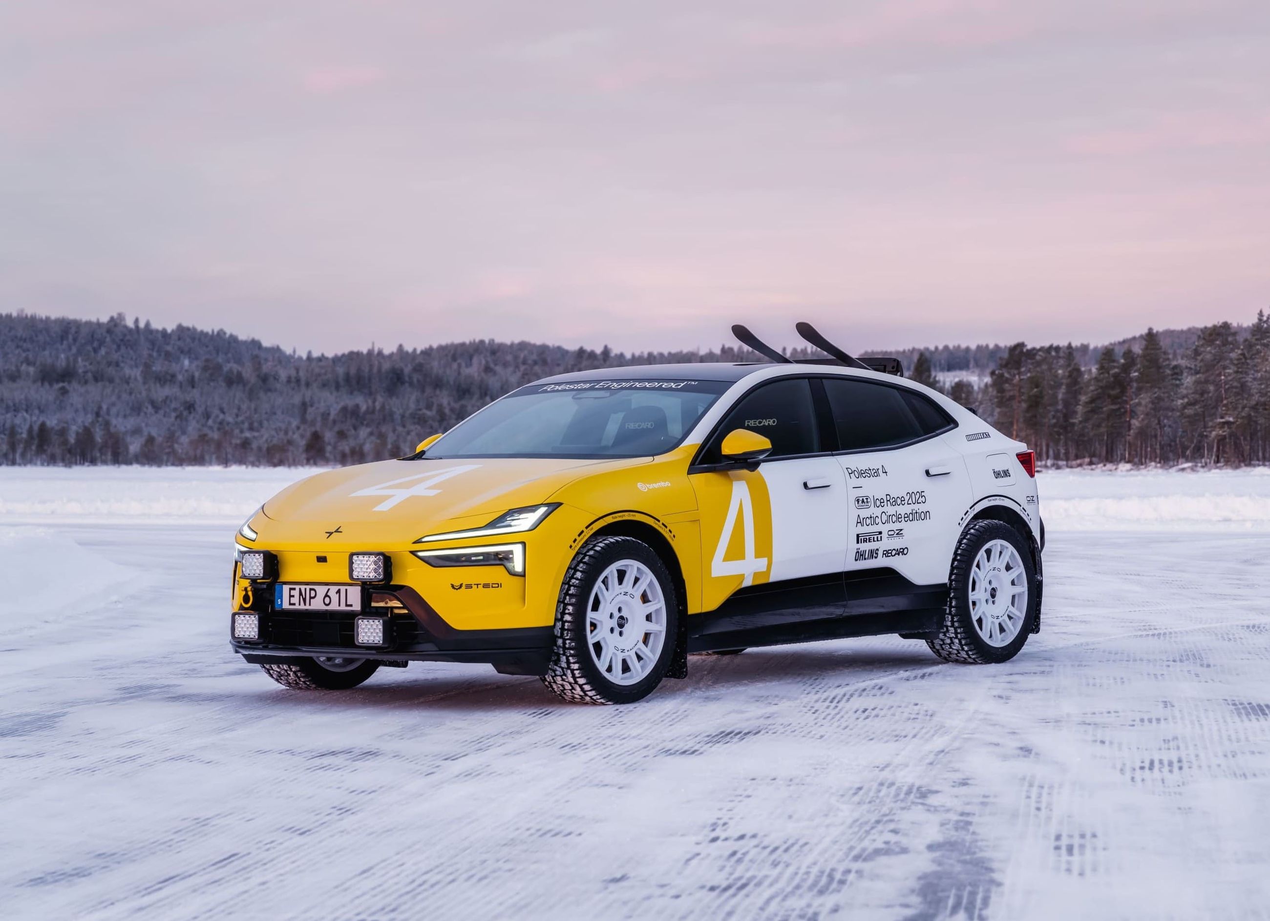 Le Polestar 4 à l'arrêt sur une route eneigée. 