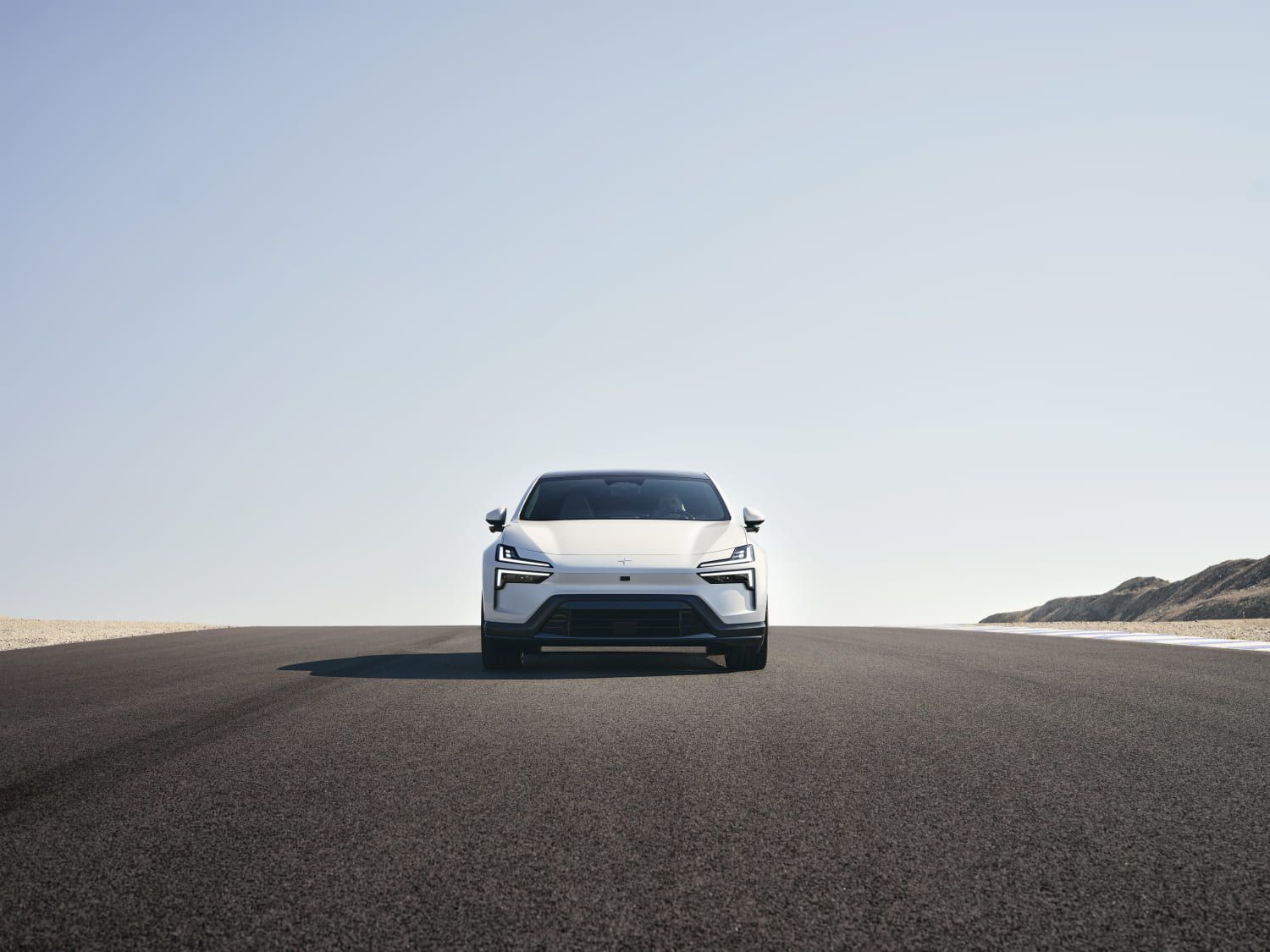 Le Polestar 4 à l'arret vue de face 