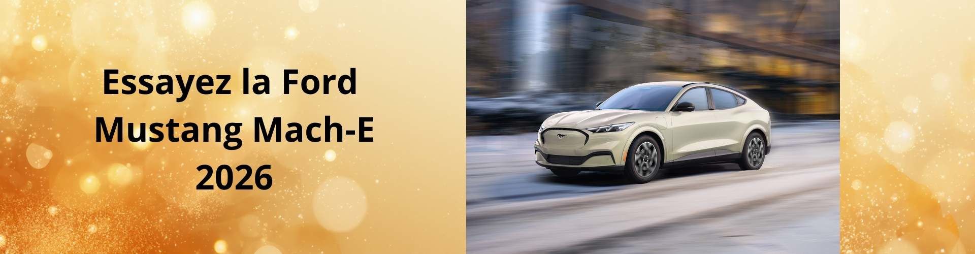 Une vendeuse automobile souriante et un client masculin regardent ensemble un presse-papiers dans une salle d'exposition lumineuse.