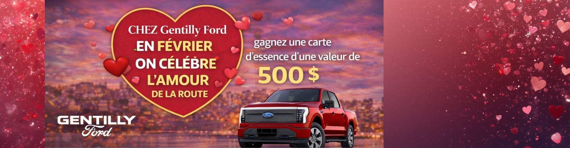 Une vendeuse automobile souriante et un client masculin regardent ensemble un presse-papiers dans une salle d'exposition lumineuse.