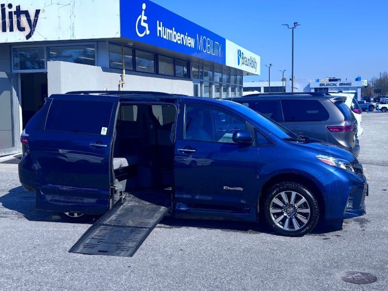 2020 Toyota Sienna XLE w/ Braun Power Side.