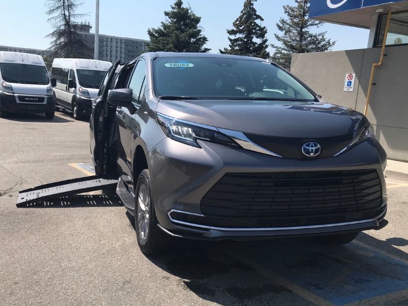 Available to Order - 2024/2025 Toyota Sienna with Braun Power Bifold